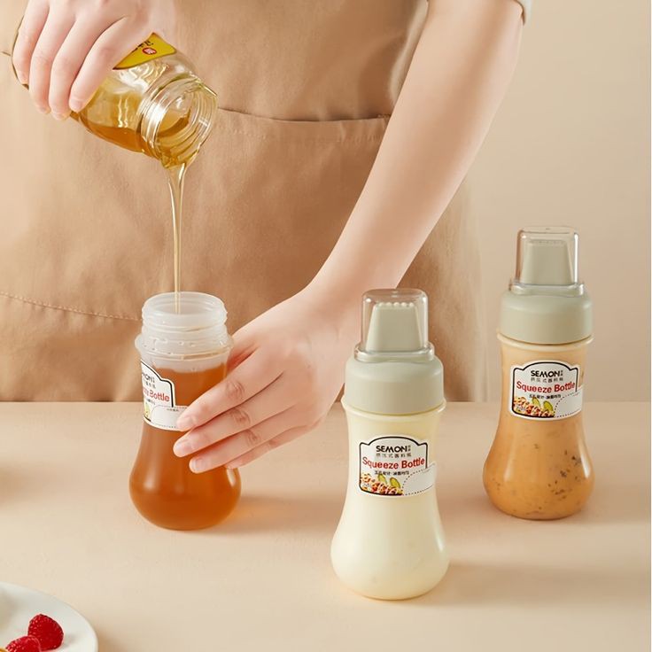 SQUEEZE SAUCE BOTTLE FOUR HOLE