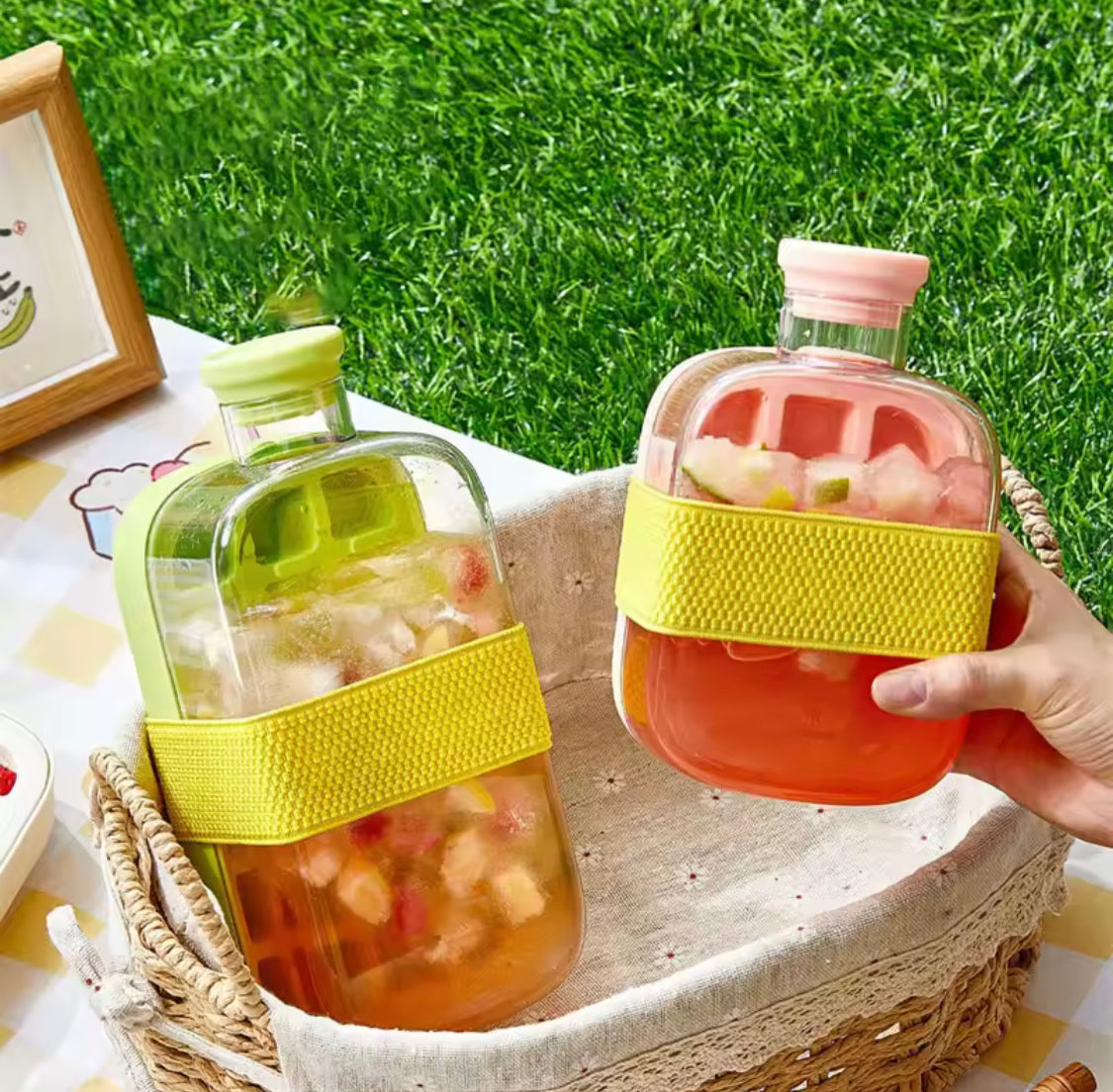 PORTABLE SILICONE ICE CUBE MAKER WITH STRAW