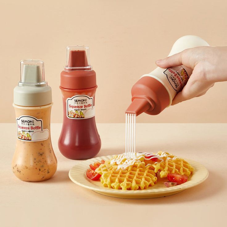 SQUEEZE SAUCE BOTTLE FOUR HOLE